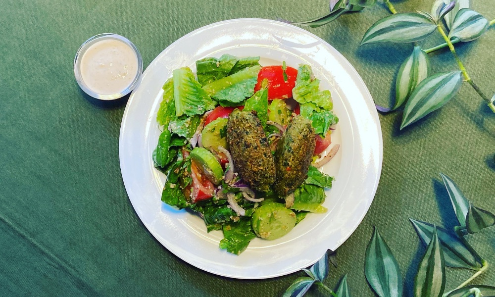 Georgian salad with falafel
